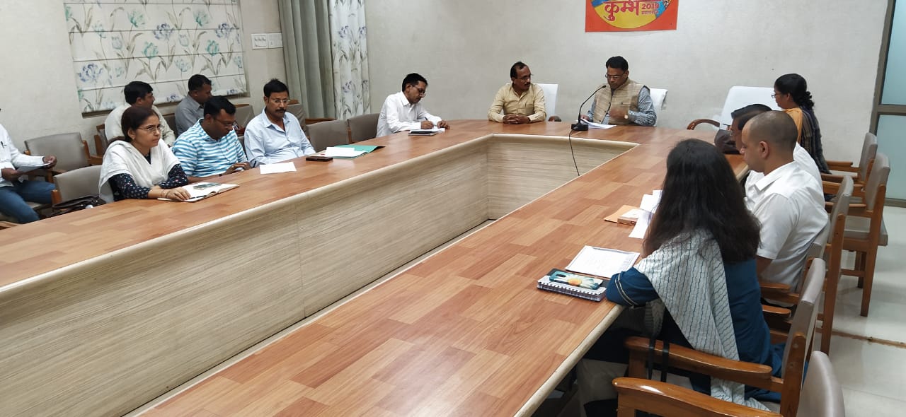 प्रयागराज :राज्य मंत्री नरेन्द्र कश्यप (स्वतंत्र प्रभार) ने विभागीय अधिकारियों के साथ विभाग द्वारा संचालित योजनाओं के अद्यतन स्थिति की समीक्षा की