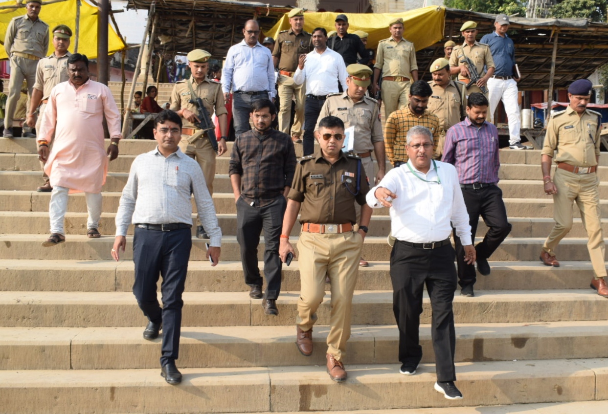 प्रयागराज :जिला अधिकारी एवं वरिष्ठ पुलिस अधीक्षक ने संगम क्षेत्र सहित अन्य घाटों का छठ पूजा की तैयारियों का लिया जायजा