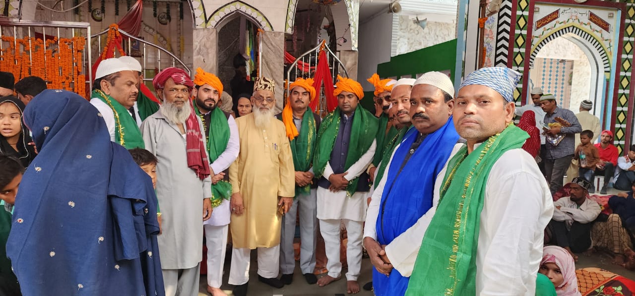 बरेली :आज राष्ट्रवादी मुस्लिम पसमांदा महाज के राष्ट्रीय अध्यक्ष अल्पसंख्यक आयोग भारत सरकार के पूर्व उपाध्यक्ष जनाब ने की चादर पोषी