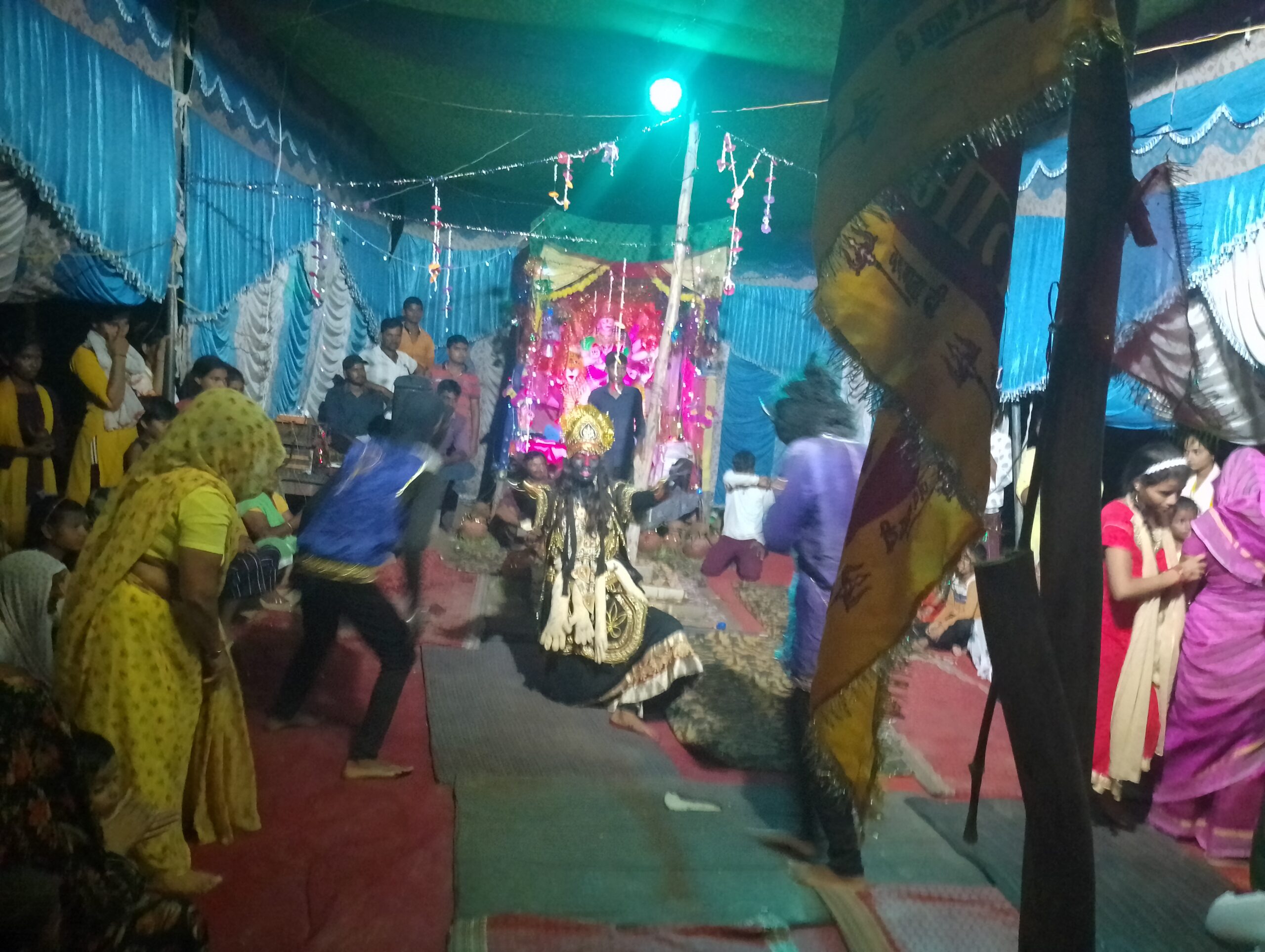 मैनपुरी: ग्राम रठेरा में रात्रि में देवी जागरण में दिखा काली देवी का बिकराल रूप