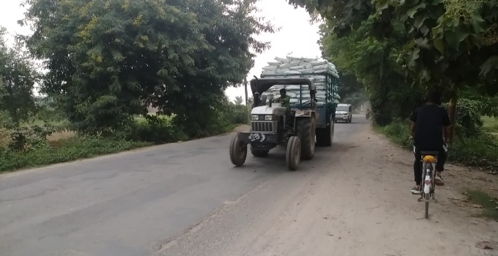 फर्रुखाबाद:- ओवरलोडिंग दे रही मौत को दावत , प्रशासन में मूँदी आंखे ।