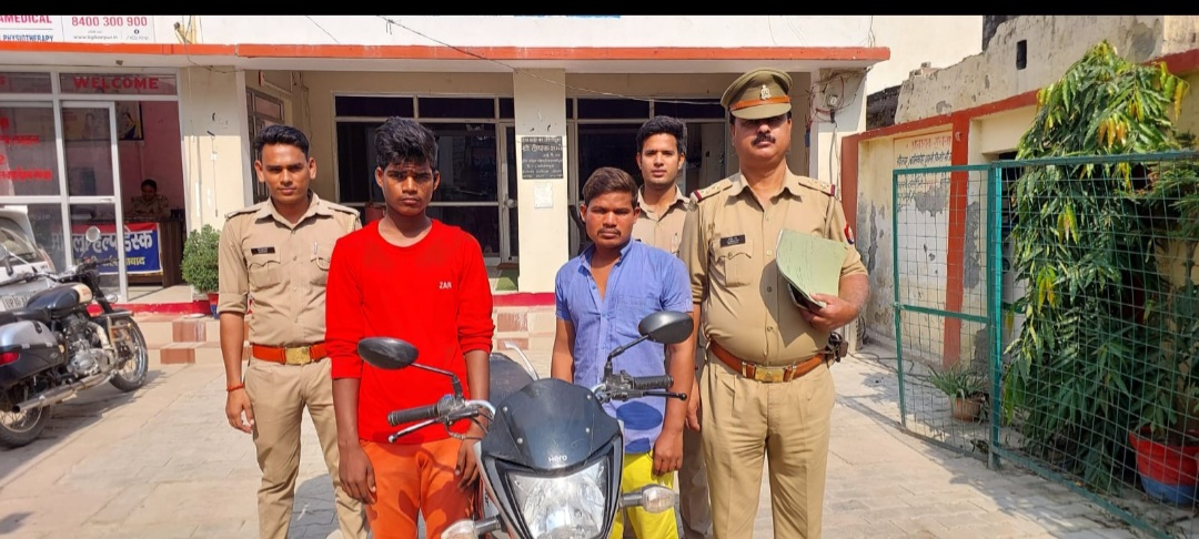 फर्रुखाबाद:कोतवाली फर्रुखाबाद पुलिस ने दो अभियुक्तों को मोटरसाइकिल सहित किया गिरफ्तार