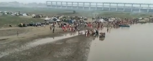 बरेली :छठ पूजा रामगँगा पर घाट पहुंचे श्रद्धांलू, किया दीपदान