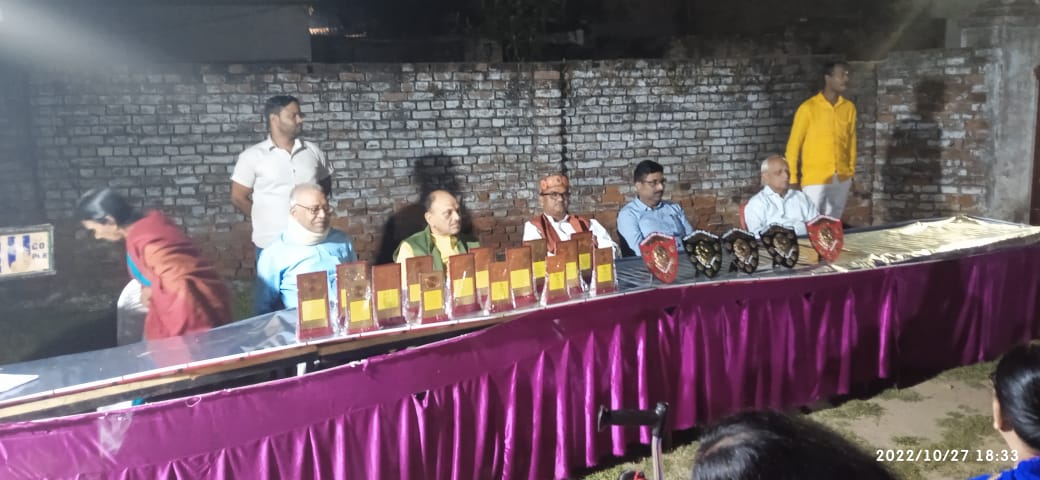प्रतापगढ़: भगवान चित्रगुप्त के साथ, कलम दवात की पूजा कर मेधावी बच्चे हुए सम्मानित