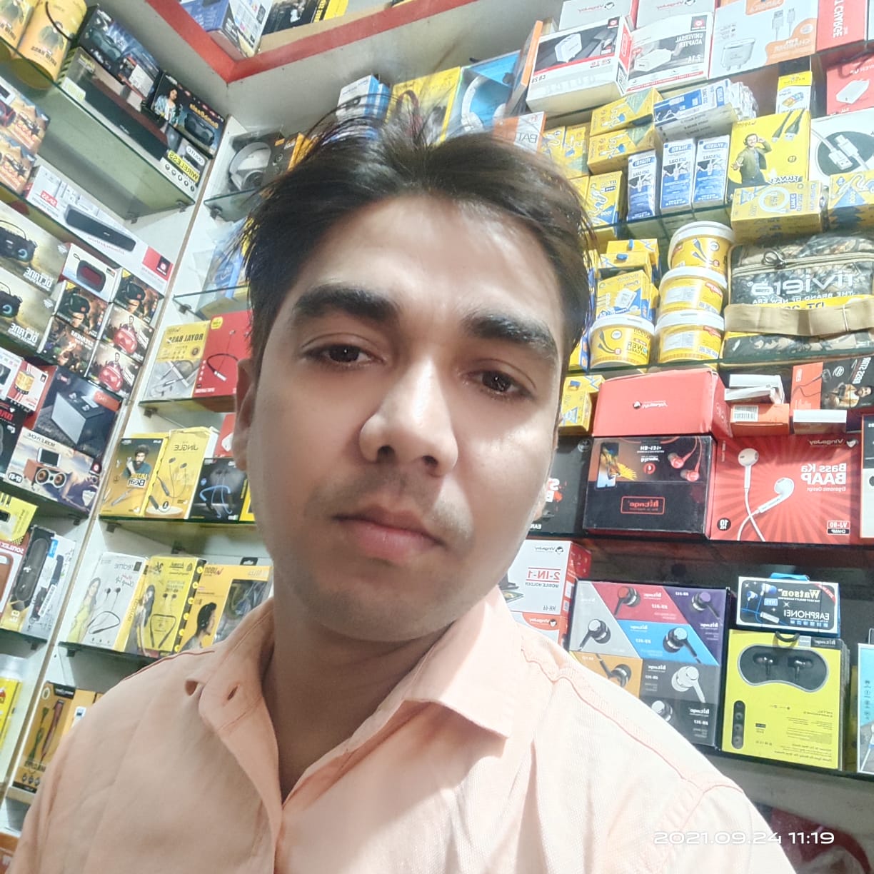 फर्रुखाबादः चौकी के चंद कदम की दूरी पर दिनदहाड़े मोबाइल शॉप पर चोरी