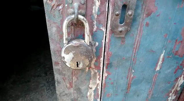 आँवला/बरेली - सिरौली कस्बे में ताला तोड़कर की चोरी थाने से सौ मीटर की दूरी पर चोर करते रहे चोरी, सोती रही थाना सिरौली पुलिस।