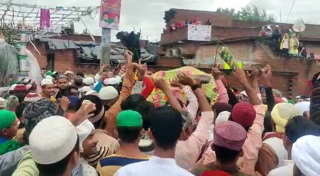बरेली - जश्ने ईद मिलादुन्नबी का पर्व धूमधाम से मना बारिश  में निकला जुलूस ए मोहम्मदी।
