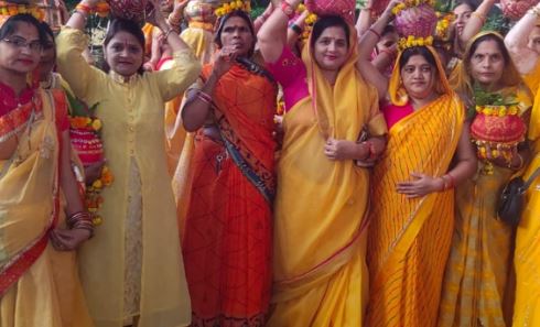 महाकाल लोक कॉरिडोर लोकार्पण: शिवपुरी में देखा गया सीधा प्रसारण, महिलाओं ने निकाली कलश यात्रा