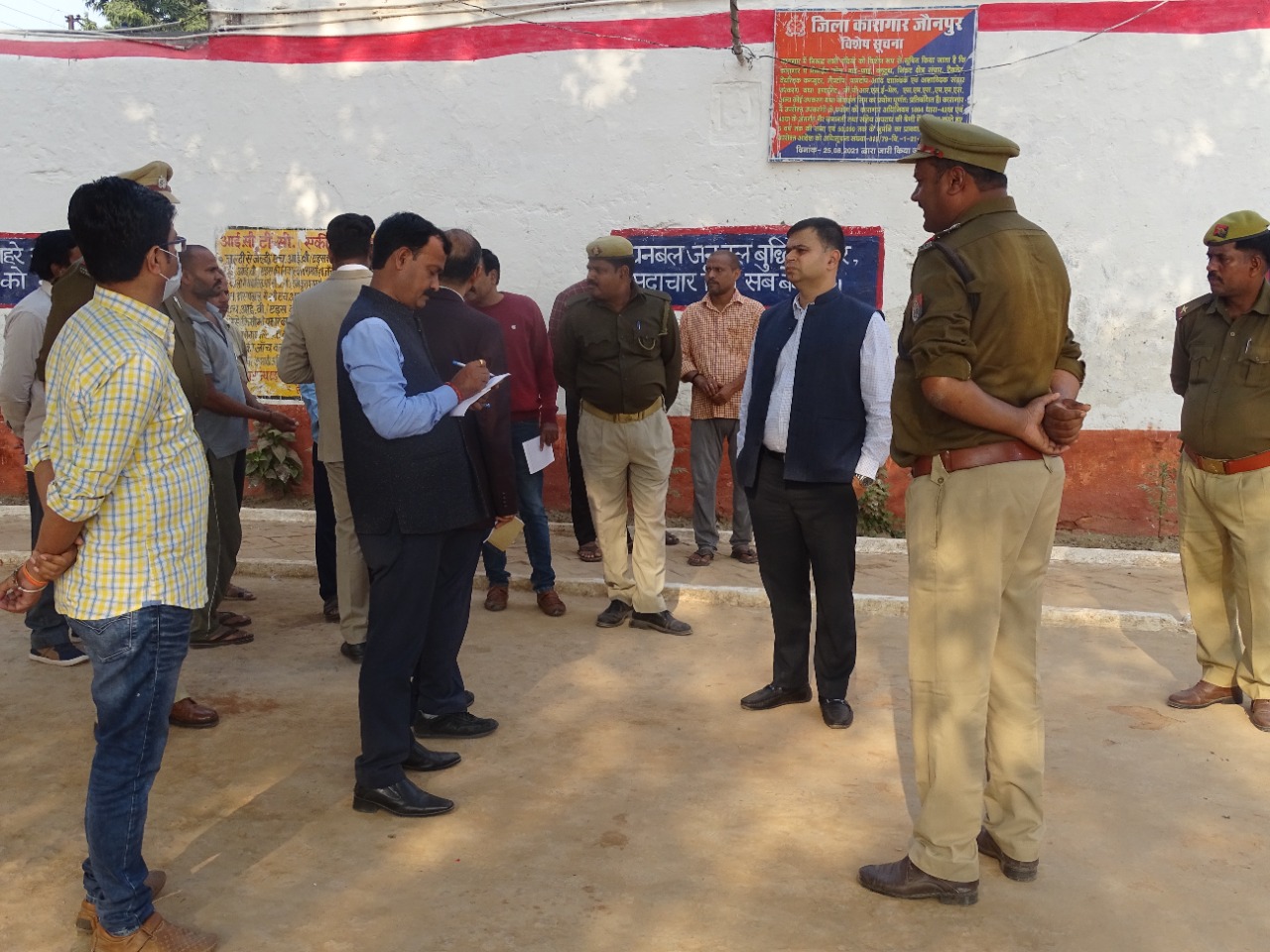 जौनपुर:जिला कारागार में बंद कुल 1182 बंदियों को नहीं मिलता गुनवक्तायुक्त भोजन, लखनऊ के सदस्य सचिव संजय सिंह द्वारा जिला जेल का किया गया निरीक्षण
