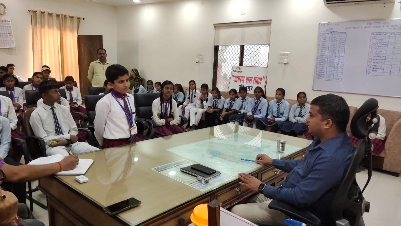 जौनपुर:जिलाधिकारी मनीष कुमार वर्मा ने दिए बच्चो को वैज्ञानिक दृष्टिकोण रखने की सलाह