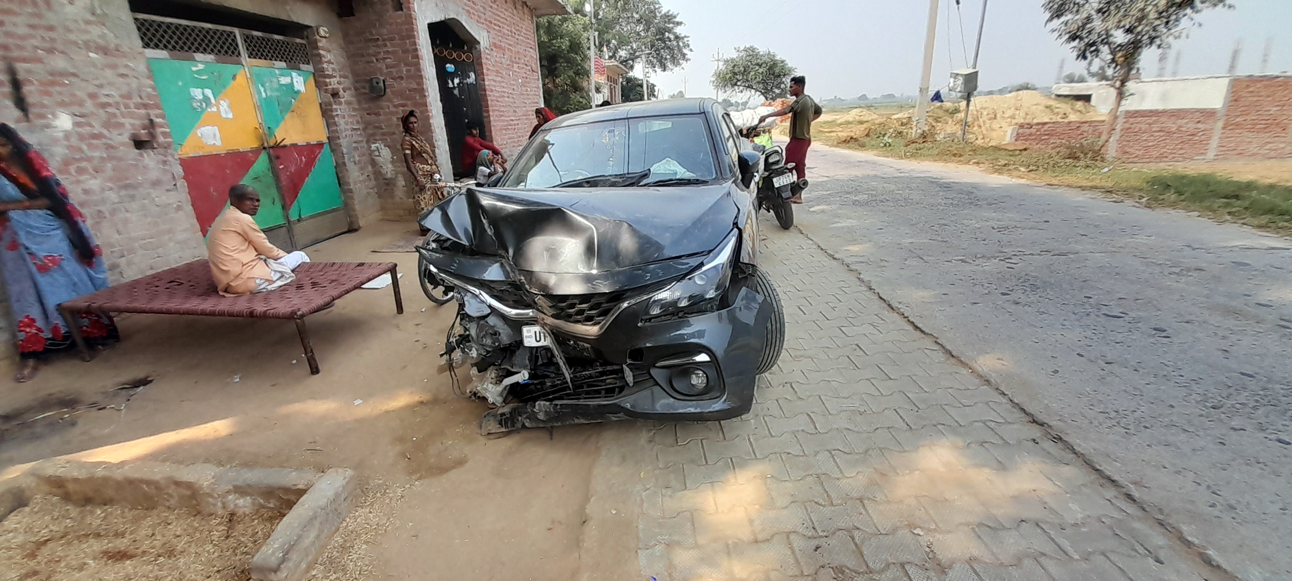 फर्रुखाबाद : तेज रफ्तार कार ने मकान में मारी टक्कर बड़ा हादसा टला