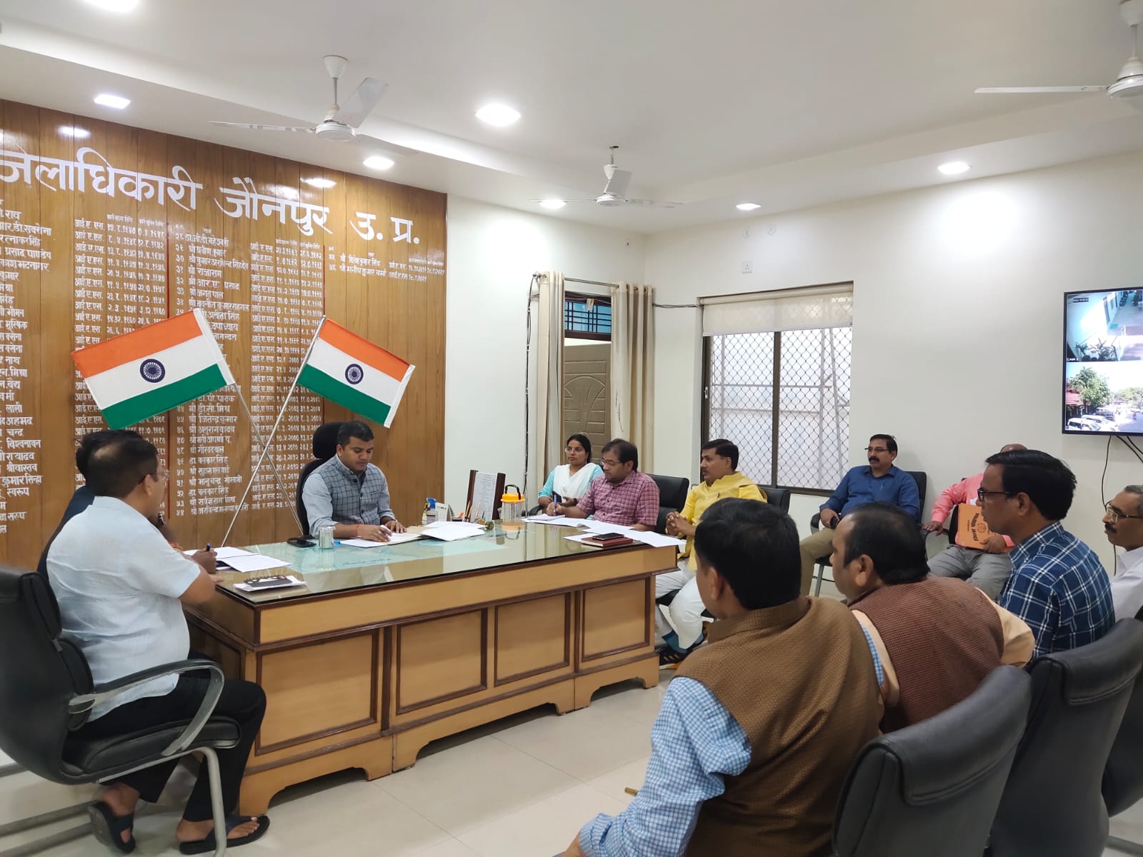 जौनपुर: एक बार फिर जिलाधिकारी ने सड़कों को तीस नवम्बर तक गड्ढा मुक्त करने का दिया आदेश
