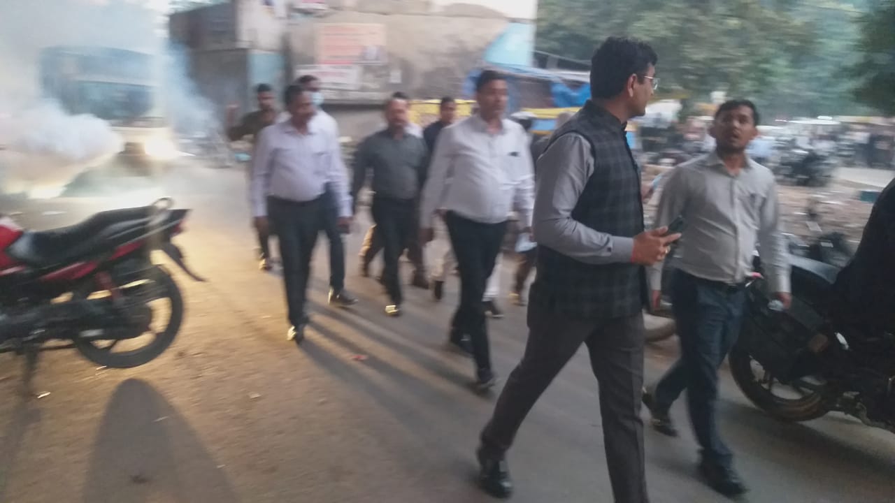 प्रयागराज:जिलाधिकारी ने शहर के विभिन्न क्षेत्रों का भ्रमण कर साफ-सफाई एंटी लारवा फागिंग छिड़काव के कार्य का लिया जायजा दिए आवश्यक निर्देश
