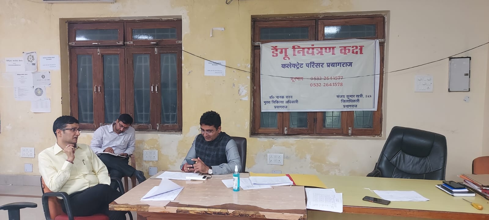 प्रयागराज:मंडलायुक्त ने जिलाधिकारी समेत डेंगू कंट्रोल रूम का आज औचक निरीक्षण करते हुए जनपद में साफ-सफाई एंटी लारवा छिड़काव एवं फागिंग व्यवस्था व प्लेटलेट की उपलब्धता अस्पतालों में प्रत्येक भर्ती हो रहे डेंगू मरीजों की अद्यतन स्थिति की समीक्षा की
