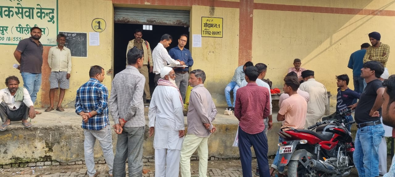 पीलीभीत:पीसीएफ कृषक सेवा केंद्र पर डीएपी खाद न मिलने पर किसानों द्वारा प्रदर्शन एवं जिलाधिकारी से की गई शिकायत के बाद जिला कृषि अधिकारी शुक्रवार को महादिया के केंद्र पर जांच करने पहुंचें। जिस पर केंद्र पर हड़कंप मच गया।