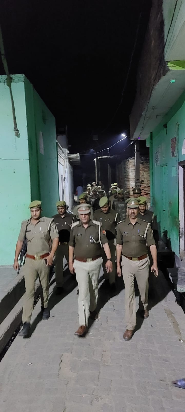 बरेली :डॉ भीमराव अम्बेडकर की प्रतिमा को बिना अनुमति के लगाने के बाद हुए विवाद का जायजा लेंने भारी पुलिस बल के साथ पहुंचे थाना प्रभारी सिरौली