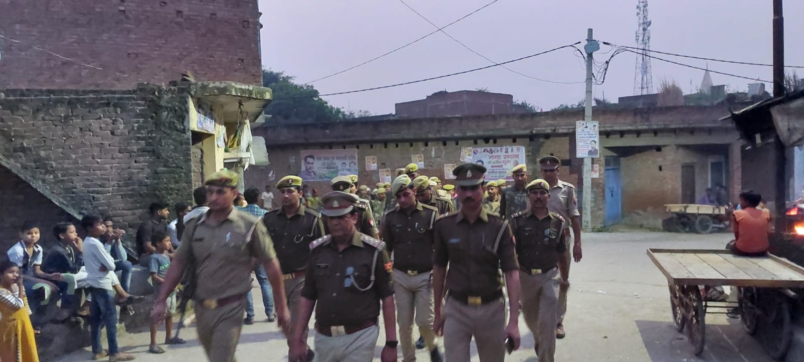 आँवला/बरेली - डा० भीमराव अंबेडकर की मूर्ति के मामले को लेकर सिरौली थाना प्रभारी ने भारी पुलिस व पीएसी फोर्स संग निकाला फ्लैग मार्च।