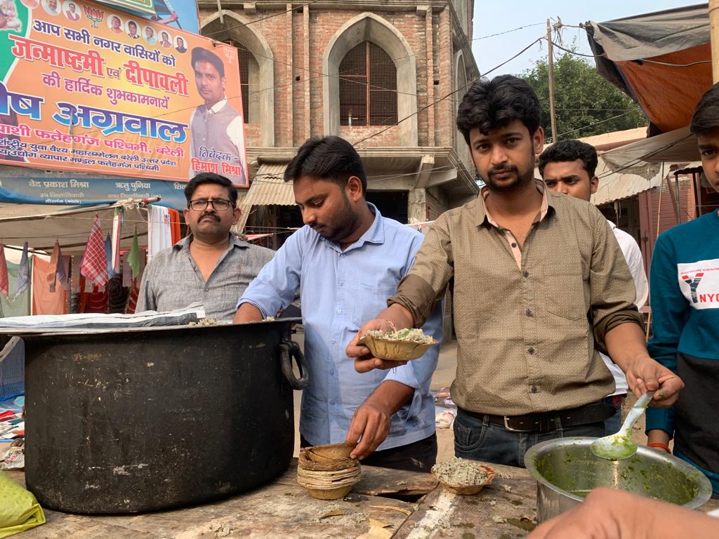 बरेली : कार्तिक पूर्णिमा पर मेला कमेटी अध्यक्ष ने कराया खिचड़ी भंडारे का आयोजन