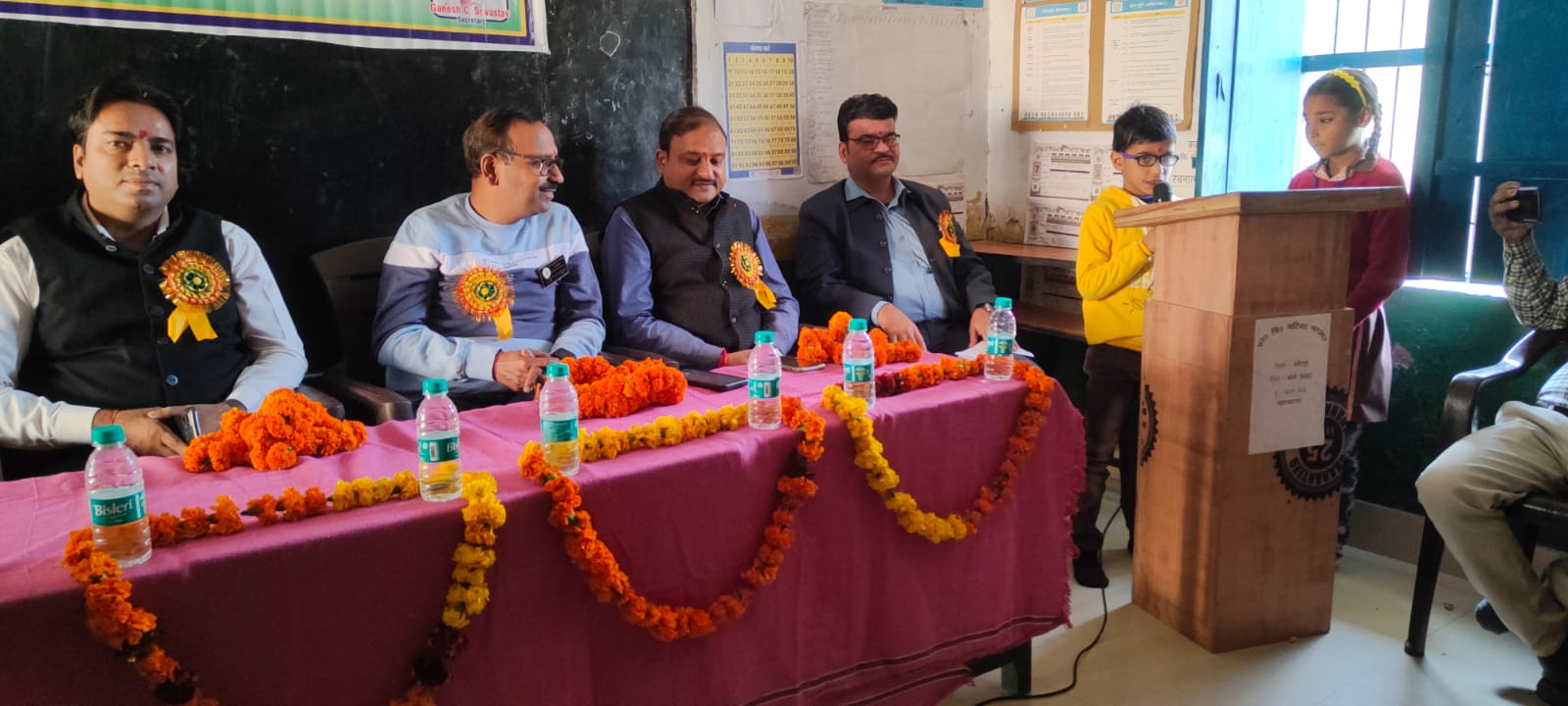 आँवला/बरेली - बाल दिवस की पूर्व संध्या पर रोटरी क्लब ऑफ रोहिलखंड बरेली द्वारा प्रा. वि. मटिया नगला में दी गयी ई-लर्निंग किट खिल उठे विद्यार्थियों के चेहरे।