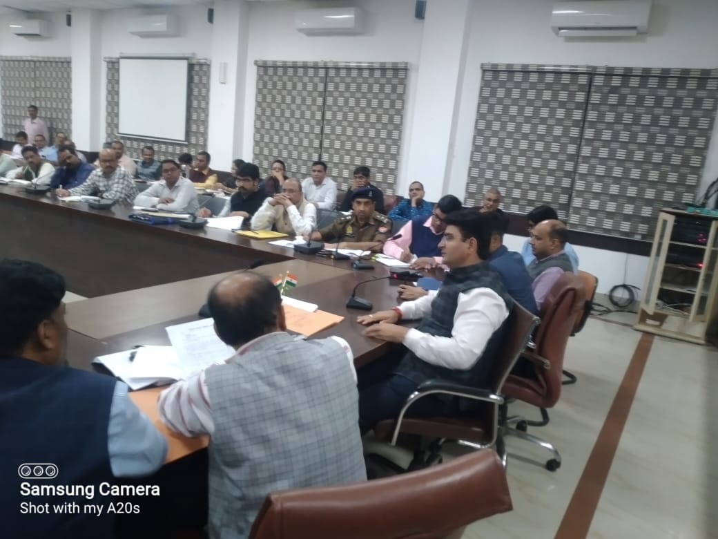 प्रयागराज-जिलाधिकारी की अध्यक्षता में सामान्य निर्वाचन नगरीय निकाय को सकुशल ढंग से सम्पन्न कराये जाने हेतु प्रभारी एवं सहायक प्रभारी अधिकारियों के साथ बैठक सम्पन्न