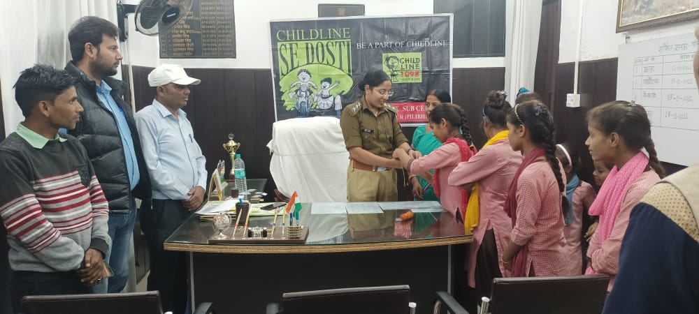 पीलीभीत:चाइल्डलाइन टीम ने रक्षा बंधन के अंतर्गत कार्यक्रम का आयोजन किया गया।जिसमें पहुंची पुलिस क्षेत्राधिकारी ज्योति यादव ने बच्चों को विस्तार से जानकारी दी।इस दौरान बड़ी संख्या में बच्चे मौजूद रहे।