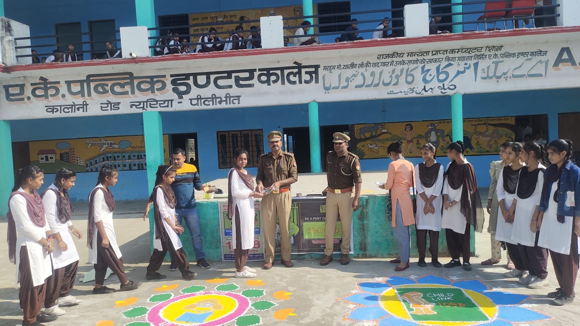 पीलीभीत:पुलिस अधीक्षक के निर्देशन में एंटी ह्यूमन ट्रैफिकिंग व चाइल्डलाइन टीम द्वारा कॉलेज की छात्राओं को सिखाये आत्म सुरक्षा के गुण।