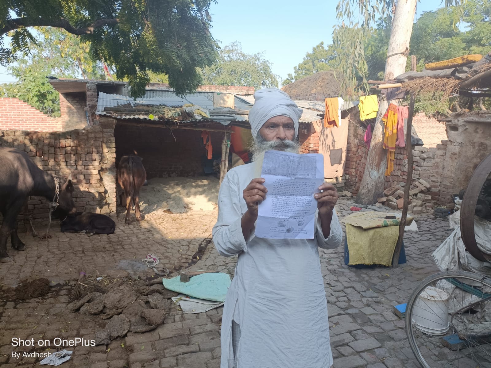 बरेली - पुलिस से शिकायत करने पर दबंग दे रहे धमकी दबंगों की दबंगई से गरीब व्यक्ति गांव से पलायन करने को मजबूर।