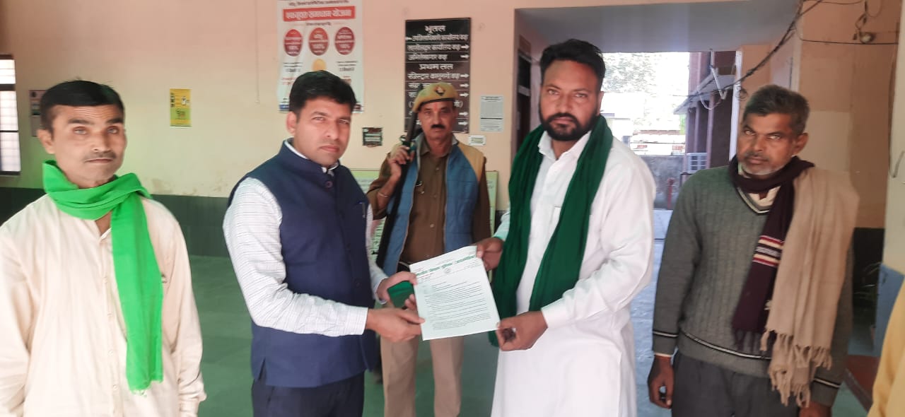 पीलीभीत : सांसद प्रतिनिधि संजय सिंह तोमर ने उप जिलाधिकारी को दिया शिकायती पत्र, भ्रष्टाचार लोगों के खिलाफ कार्यवाही कराने की मांग की