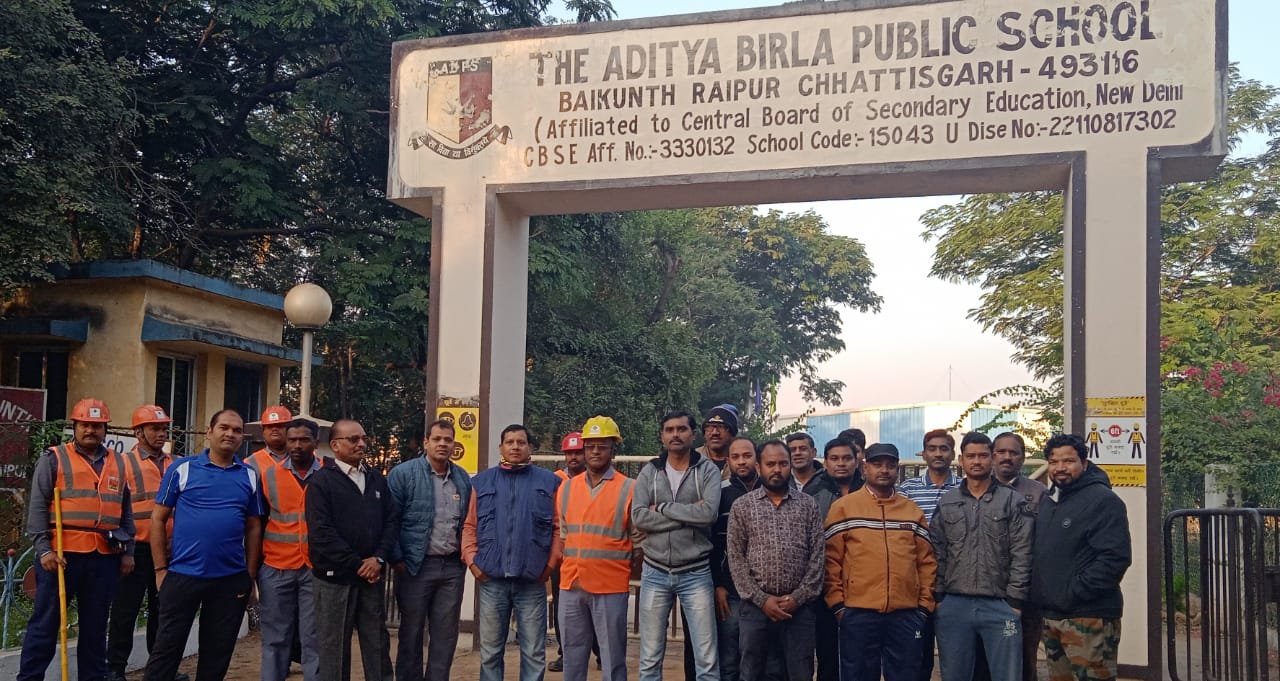 रायपुर:-आदित्य बिड़ला पब्लिक स्कूल बैकुंठ में पालको ने किया धरना प्रदर्शन स्कुल की प्राचार्य नीरजा पीयूष तिवारी को तत्काल बर्खास्त करने की कर रहे है मांग