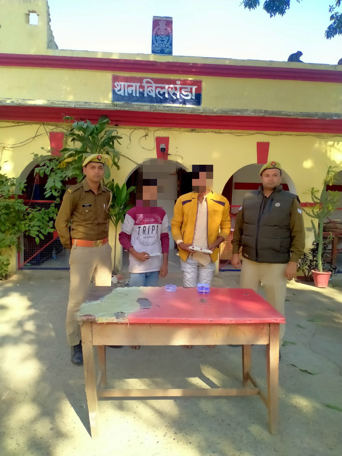 पीलीभीत : थाना बिलसंडा पुलिस द्वारा चोरी की घटना का सफल अनावरण करते हुये एक अदद तंमचा व एक जिन्दा कार0 12 बोर व एक लोहा चाकू व चोरी किया गया मो0 फोन व 500/- रुपये सहित 02 नफर अभियुक्त गण को गिरफ्तार कर भेजा जेल ।