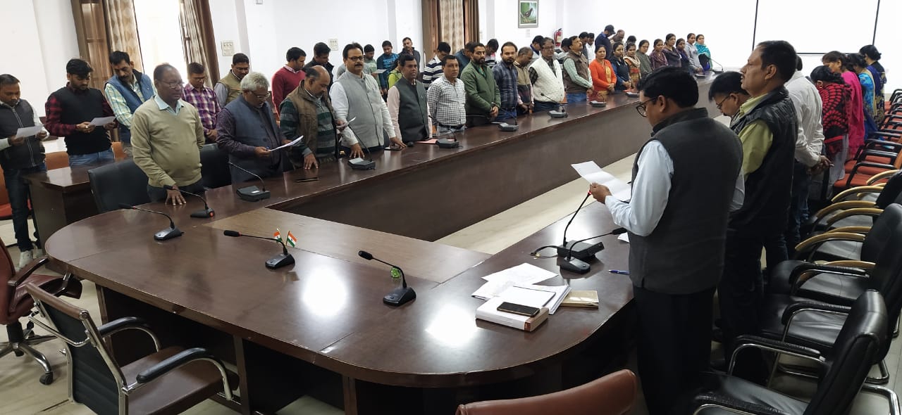 प्रयागराज :अपर जिला अधिकारी नगर ने संविधान दिवस के अवसर पर भारतीय संविधान की उद्देश्य की दिलाई शपथ