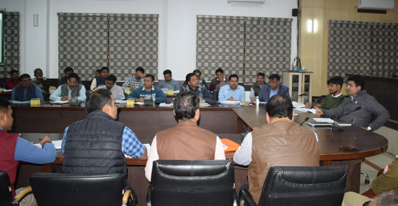 प्रयागराज :जिलाधिकारी ने बैठक में अनुपस्थित रहने पर खंड विकास अधिकारी शंकरगढ़ का वेतन रोकने का दिए निर्देश