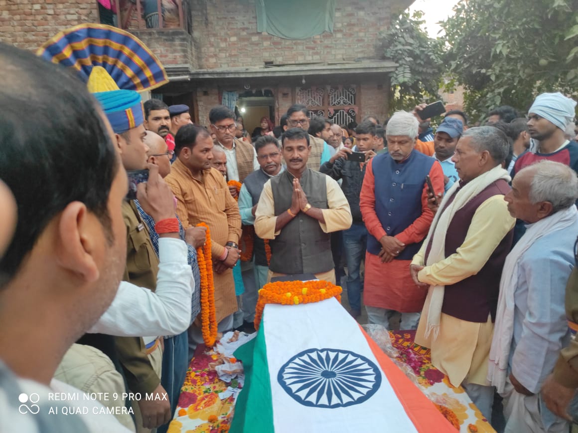 गाजीपुर: शहीद को सामूहिक श्रद्धांजलि ,विधायक व सांसद नदारद
