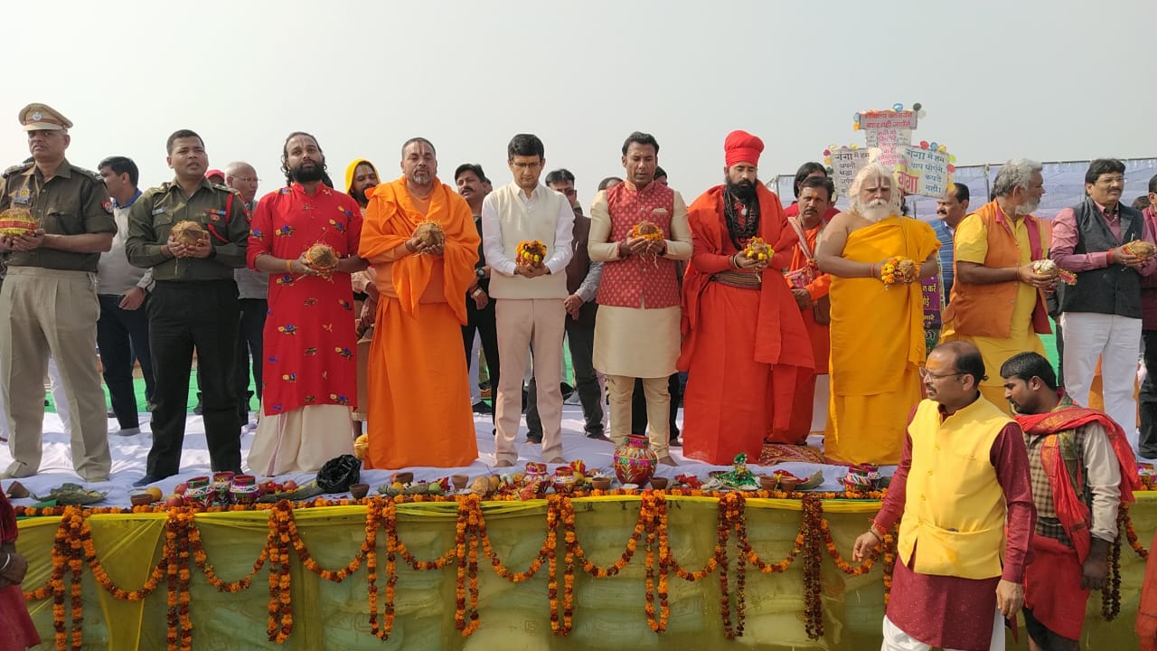 प्रयागराज:मंडलायुक्त एवं मेला अधिकारी ने माघ मेला सकुशल संपन्न होने की मंगल कामना हेतु संगम तट पर किया गंगा पूजन