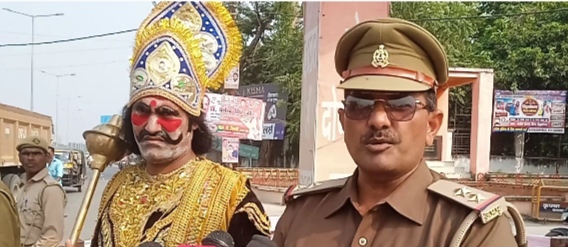 सिद्धार्थनगर - यातायात पुलिस सिद्धार्थनगर द्वारा चौराहो पर यमराज पर आधारित नुक्कड़ नाटक कर आम जनमानस को यातायात नियमों का पालन करने हेतु जागरुक किया गया