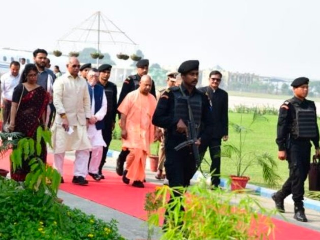 बरेली :बरेली आए मुख्यमंत्री से जनप्रतिनिधिओ ने अधिकारियो और सड़को को गड्डा मुक्त कराने की फरमाइस