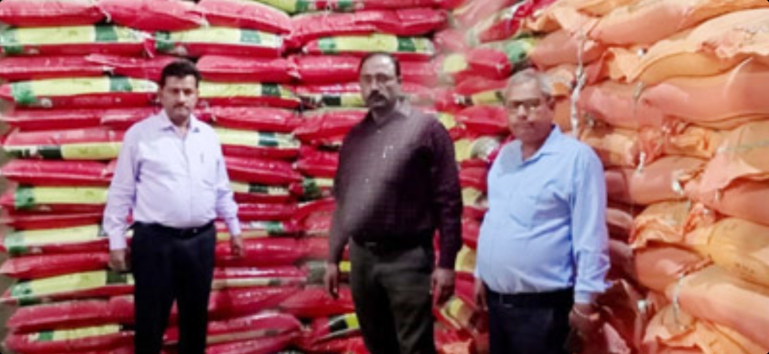फर्रुखाबाद:खाद की कालाबाजारी मे दुकानों पर छापे