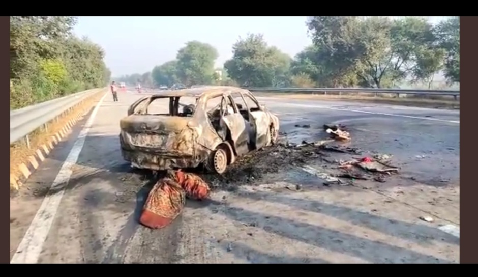 मथुरा : यमुना एक्सप्रेसवे पर भीषण कार हादसा, बैठे दो लोग जिन्दा जले