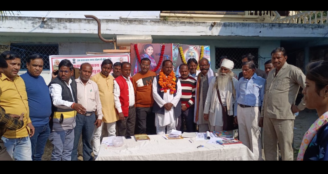 फर्रुखाबाद:कश्यप बाथम निषाद समाज के लोगों ने एक सभा बढ़पुर स्थित जिला कार्यालय पर आयोजित कर नवनियुक्त जिलाध्यक्ष अनिल कश्यप को समाज के लोगों ने माल्यार्पण कर स्वागत किया