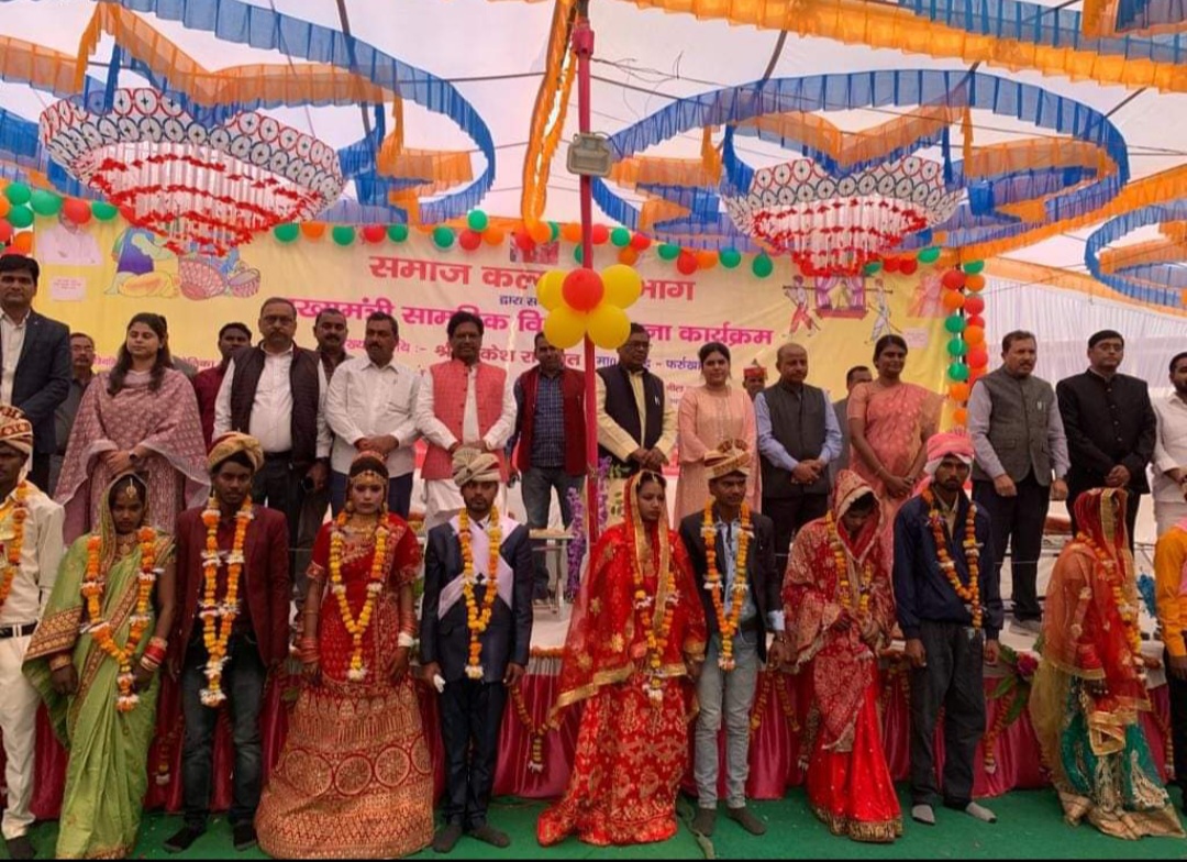 फर्रुखाबाद: सामूहिक विवाह में सैकड़ों वर वधु ने थामा एक-दूसरे का हाथ और साथ जीने मरने की खाई कसम