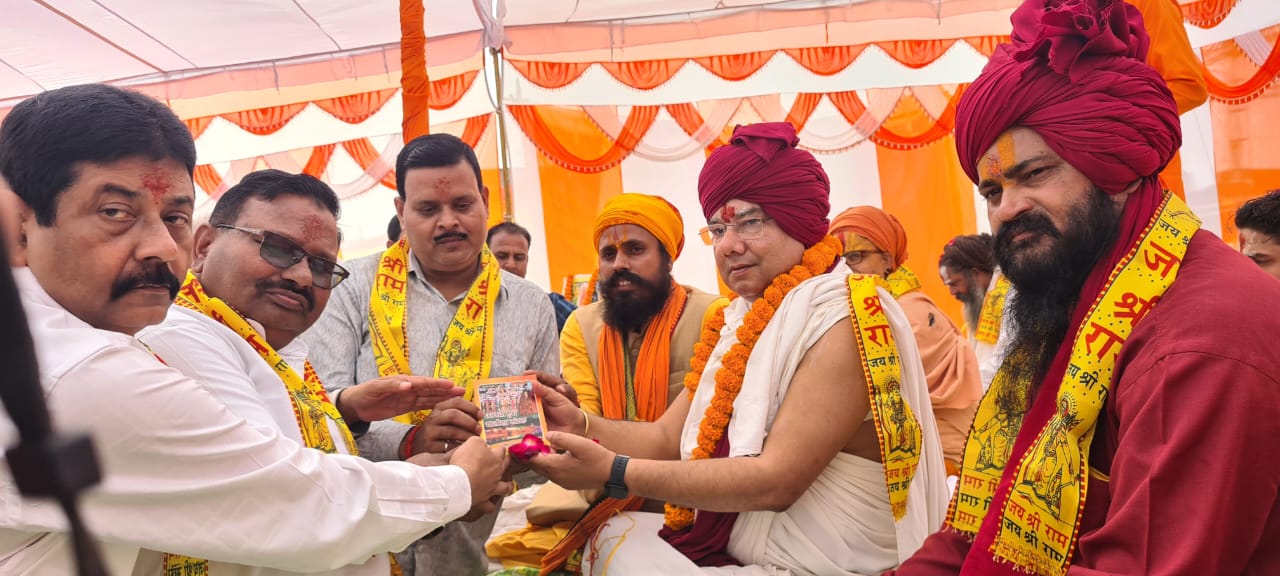 पीलीभीत:सतीश मिश्र "अचूक" की सातवीं पुस्तक "आरती व चालीसा संग्रह" का हुआ विमोचन