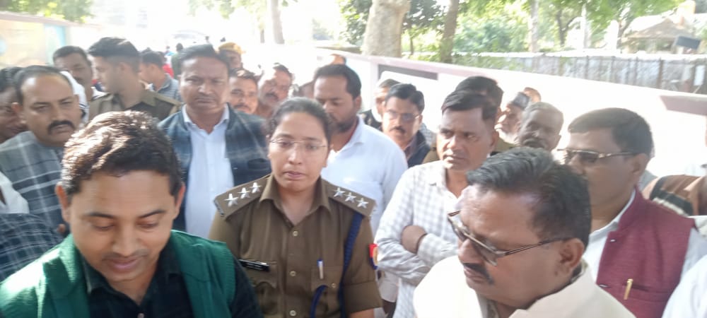 पीलीभीत: एपीओ का स्थानांतरण के लिए प्रधानो ने भरी हुंकार