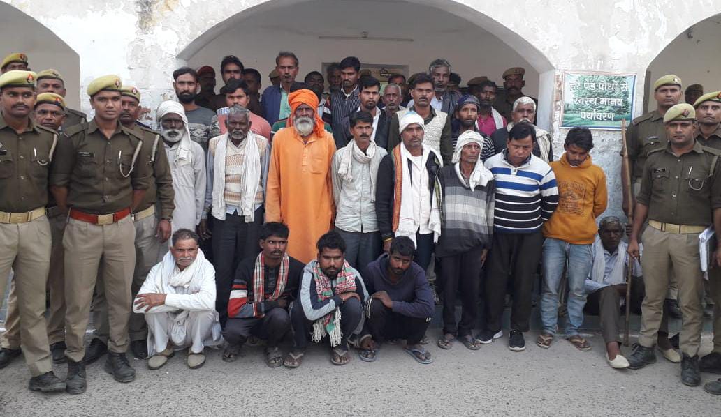 फर्रुखाबाद:- पुलिस 53 वारंटी और 1 वांछित को पुलिस ने दबोच ।