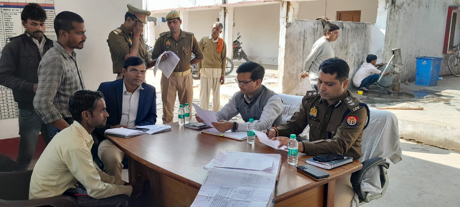 पीलीभीत: जिलाधिकारी एवं पुलिस अधीक्षक ने थाना समाधान दिवस पर थाना जहानाबाद व अमरिया में की गई जनसुनवाई।