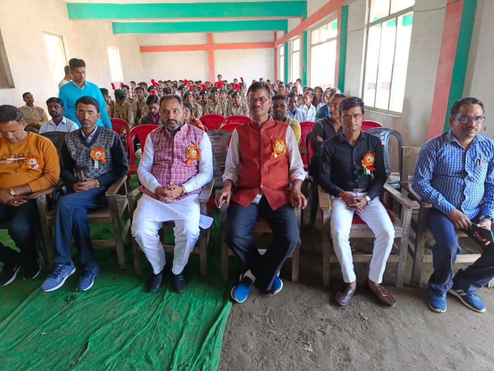 पीलीभीत:शाहजहांपुर में एनसीसी कैम्प के चले आठ दिवसीय प्रशिक्षण एवं विभिन्न कार्यक्रमों में पूरनपुर के छात्रों ने अच्छा प्रदर्शन करने पर ओवर ऑल चैंपियनशिप मिलने पर कालेज में एक समारोह आयोजित कर छात्रों को सम्मानित किया गया।