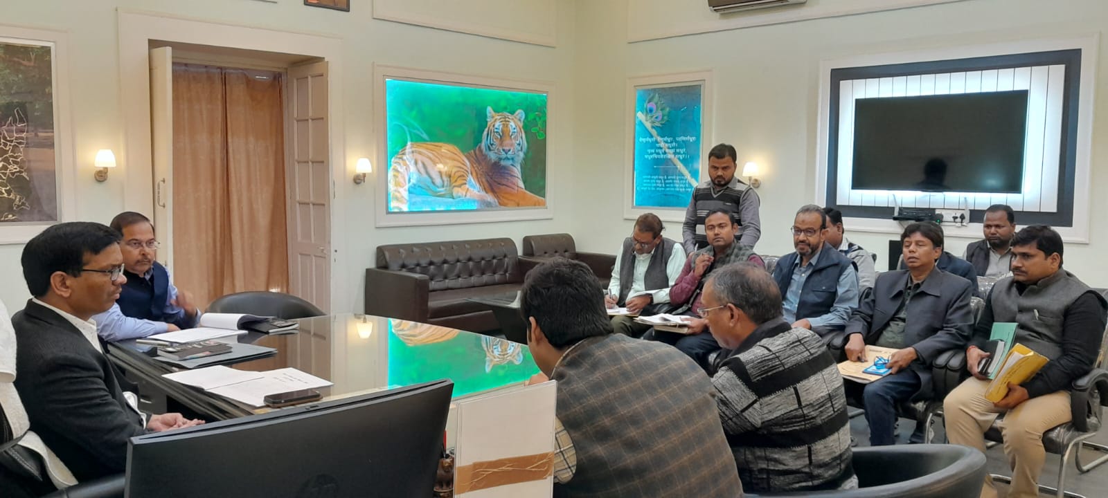 पीलीभीत :जिलाधिकारी की अध्यक्षता में सांसद स्थानीय क्षेत्र विकास निधि की समीक्षा बैठक सम्पन्न।