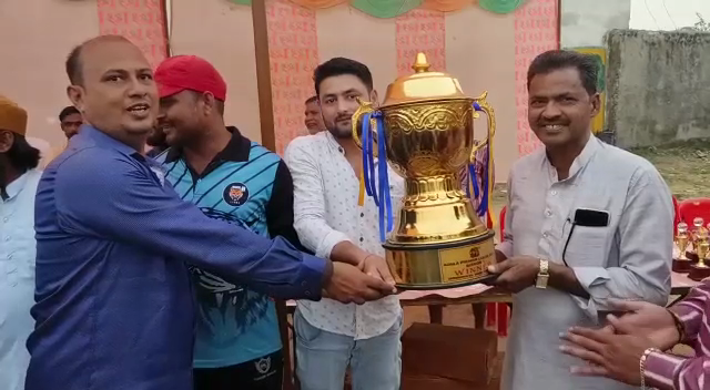 आँवला/बरेली - आँवला प्रीमियर लीग का हुआ फाइनल , बिजेता टीम को चेयरमैन संजीव सक्सेना ने किया पुरुस्कृत।