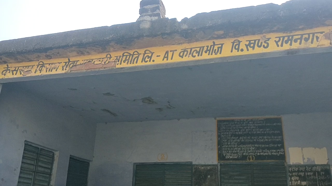 आँवला/बरेली - सोसाइटी पर खाद के लिए रही मारामारी पुलिस ने अपनी मौजूदगी में वितरित कराई खाद।