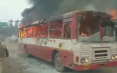ईंट से शीशे तोड़कर सवारियों को बाहर निकाला, कानपुर से लखनऊ आ रही 45 यात्रियों से भरी बस में लगी आग,