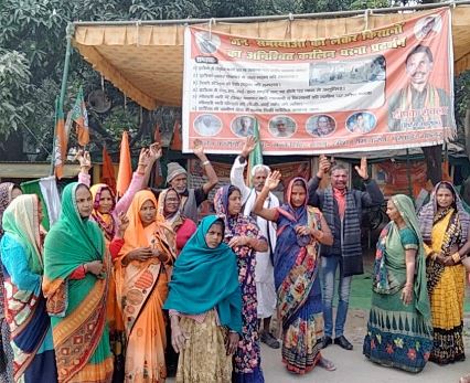 124 दिनों से दे रहीं विधवा महिलाएं धरना, महिला किसानों ने कहा - हमारी जमीन वाटर पार्क के अंदर है